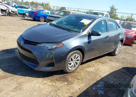 2017 Toyota Corolla Le z USA, uszkodzony, nr VIN 5YFBURHE4HP579903